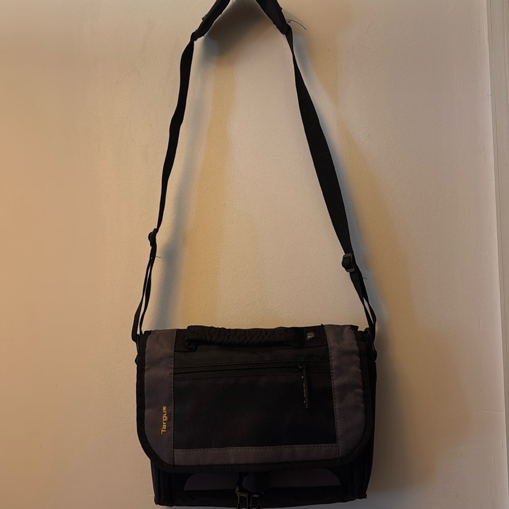 Targus Gray & Black Crossbody Shoulder Strap Laptop City Messenger Bag